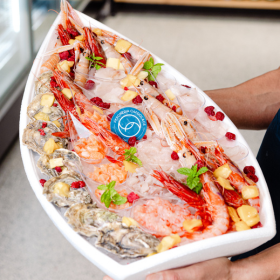 Barca grande di pesce crudo Caprolace